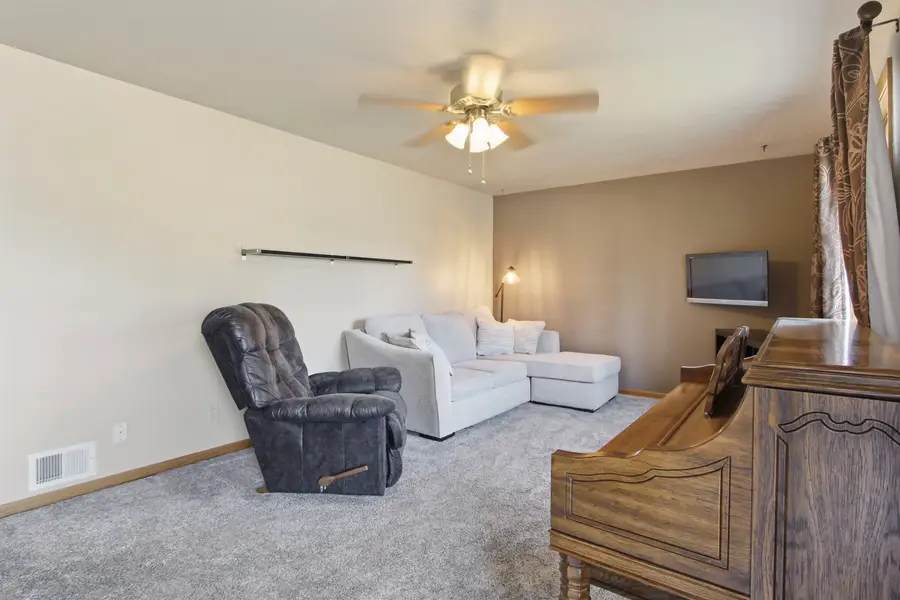 620 13th St NE, Minot, ND 58703 - #2