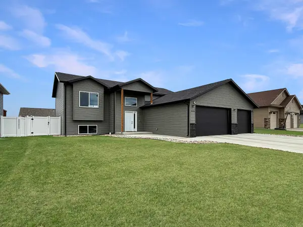 2628 18th Street NW, Minot, ND 58703