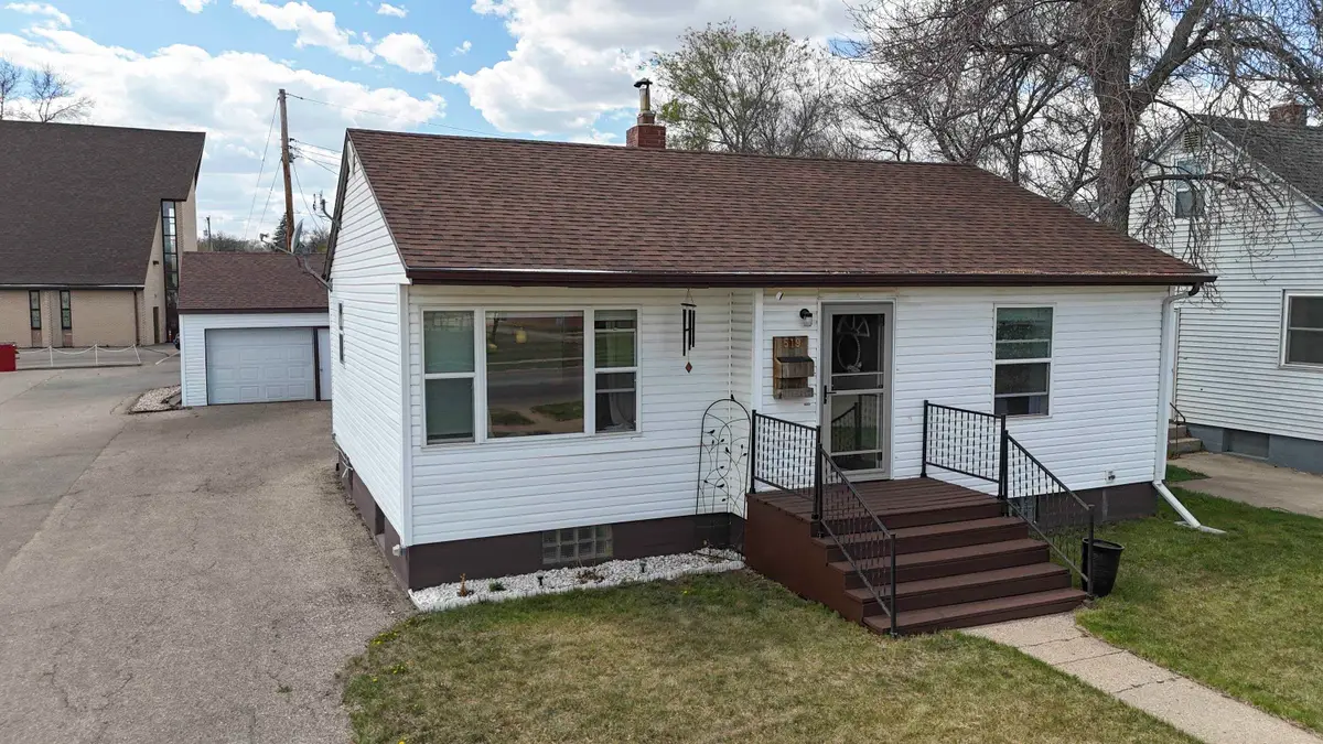 519 16th St NW, Minot, ND 58701 - #1