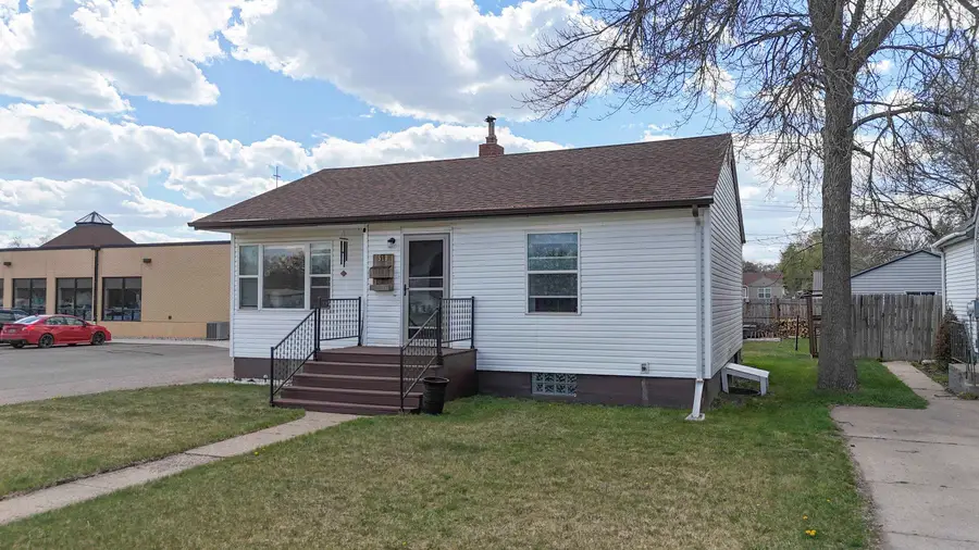 519 16th St NW, Minot, ND 58701 - #2