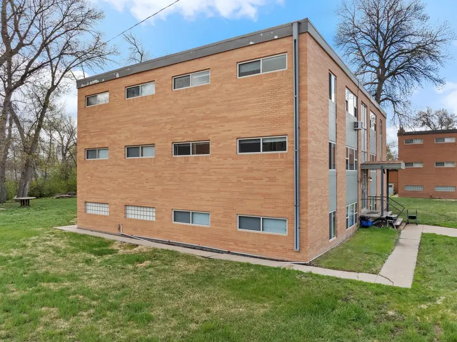 205 19th St SE, Minot, ND 58701 - #3