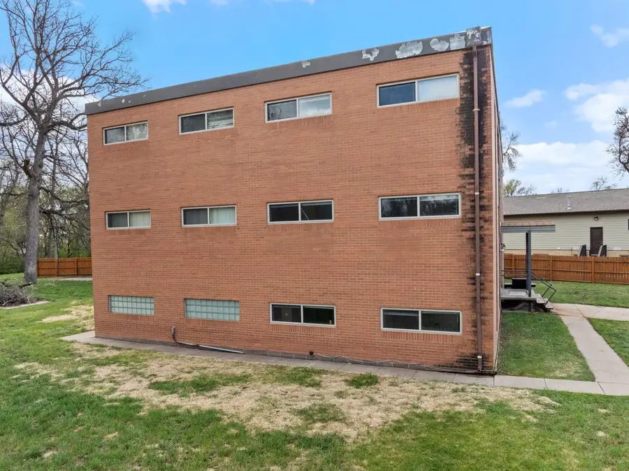 215 19th St SE, Minot, ND 58701 - #3
