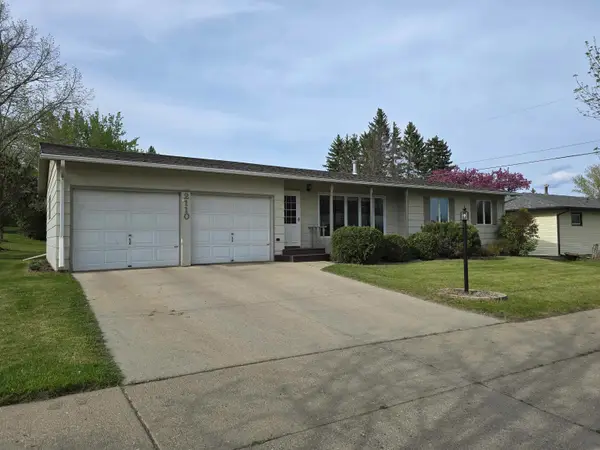 2110 7th Ave NW, Minot, ND 58703-4512