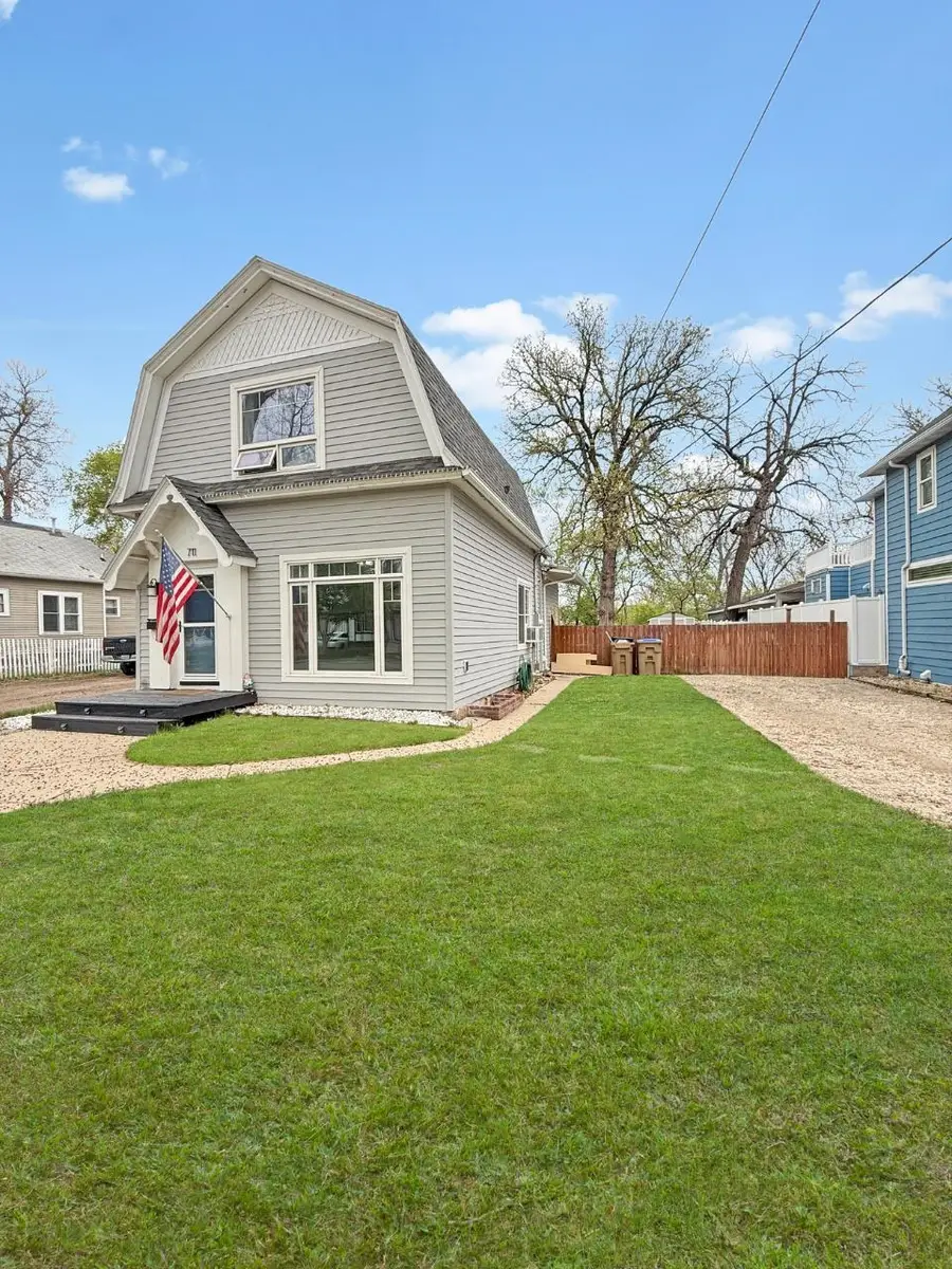 711 1st Ave SE, Minot, ND 58701 - #2
