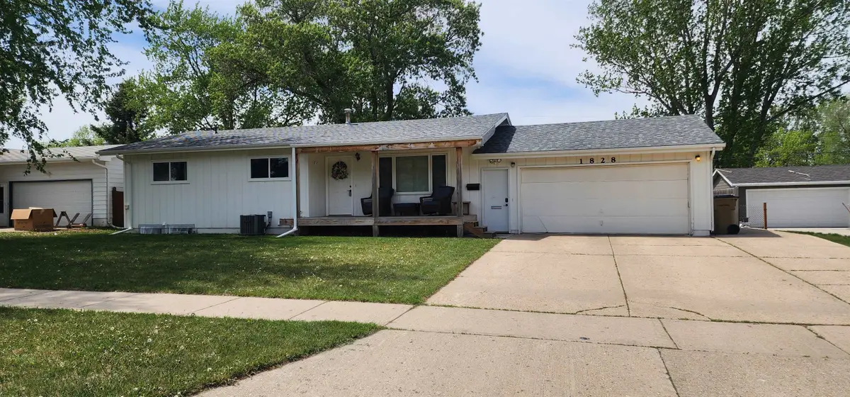 1828 9th St SW, Minot, ND 58701 - #1