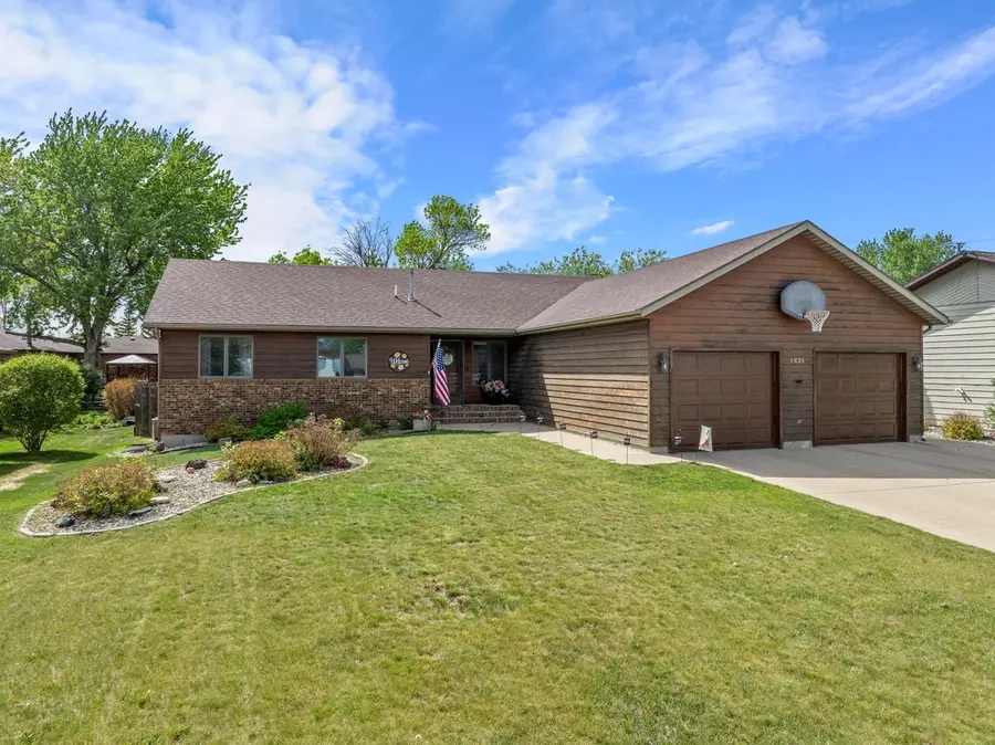 1624 12TH ST SW, Minot, ND 58701 - #2