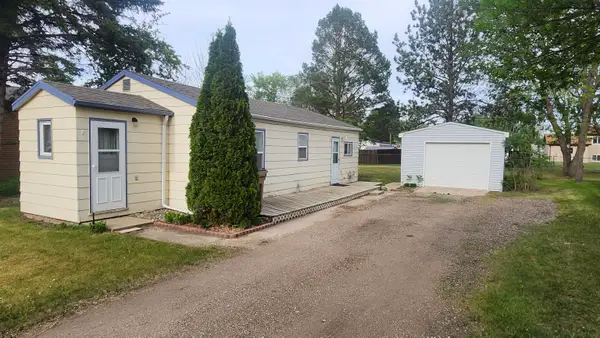 915 37TH ST SE, Minot, ND 58701