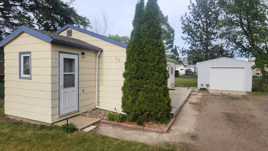 915 37TH ST SE, Minot, ND 58701 - #2