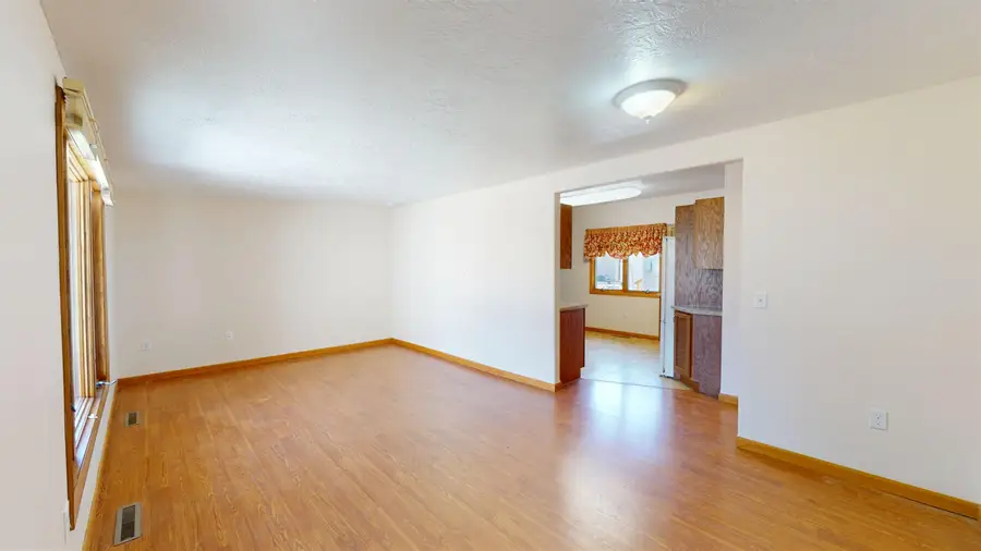 115 18th St SW, Minot, ND 58701 - #2