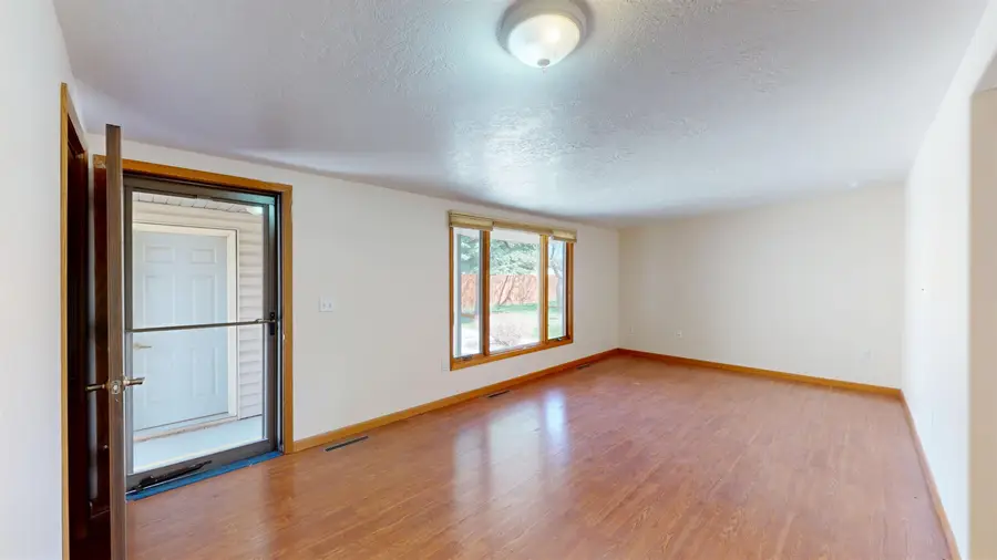 115 18th St SW, Minot, ND 58701 - #3