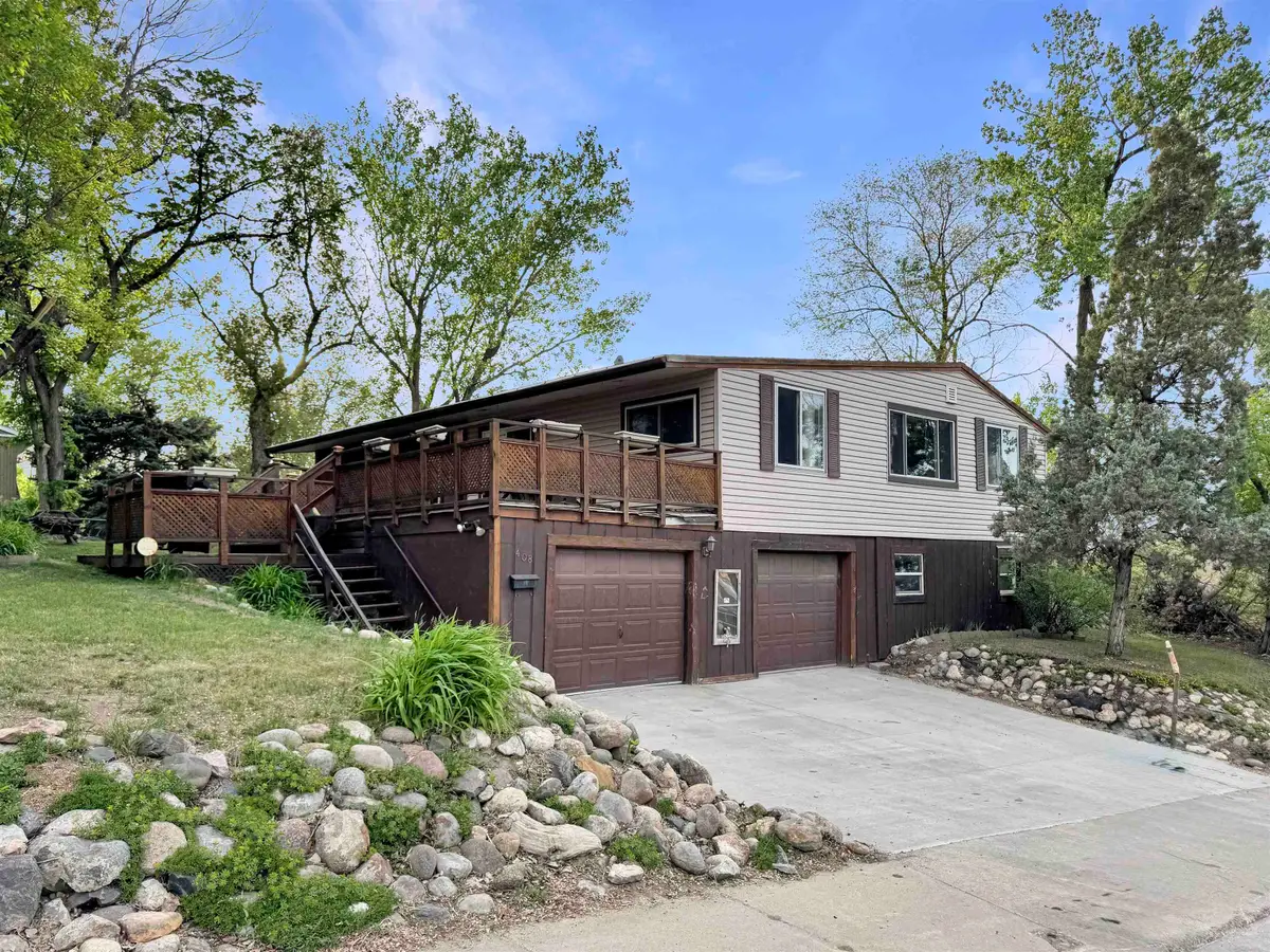 408 6th St Sw, Minot, ND 58701 - #1