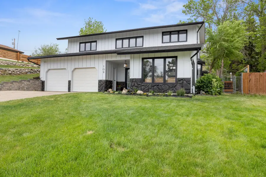 109 13TH AVE NE, Minot, ND 58703 - #2
