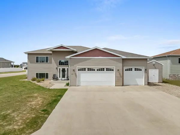 326 5th Ave SW, Surrey, ND 58785
