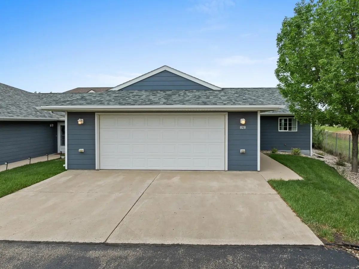 828 24th Ave SW, Minot, ND 58701 - #1
