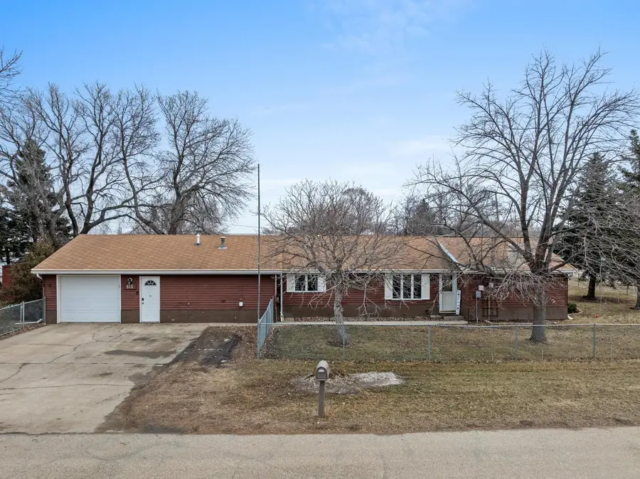 815 39th St SE, Minot, ND 58701 - #2