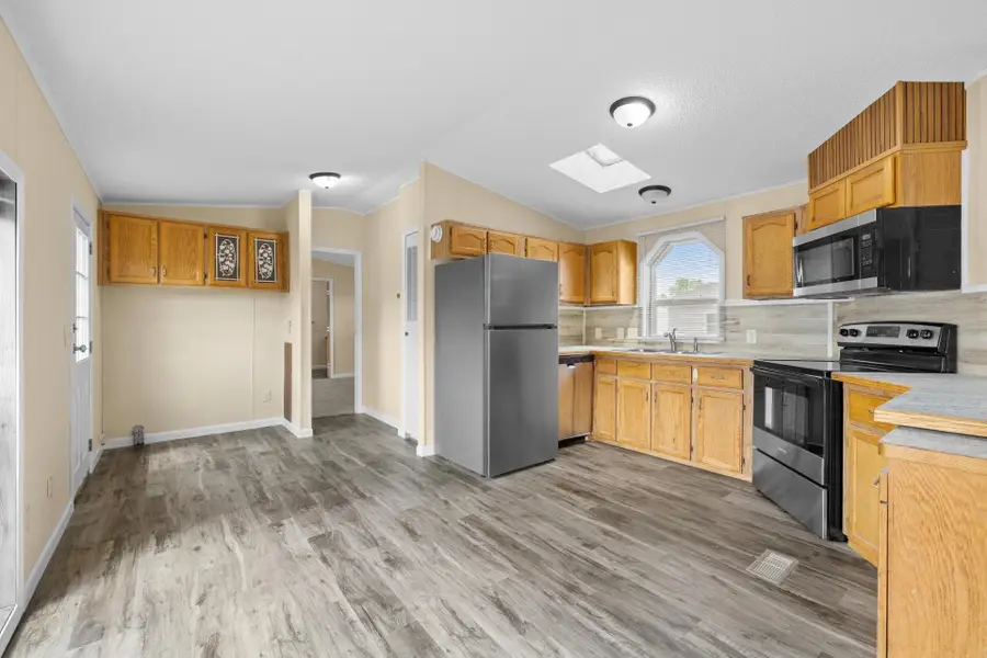 406 31st Ave SE, Minot, ND 58701 - #2