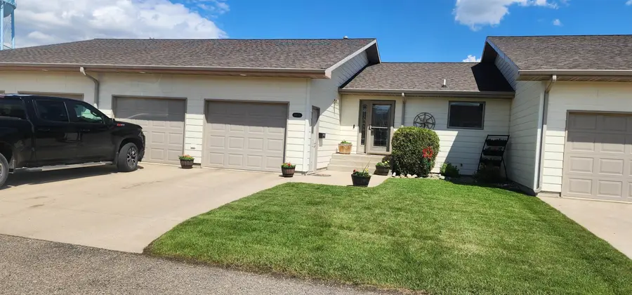 615 34th Ave SW, Minot, ND 58701 - #3