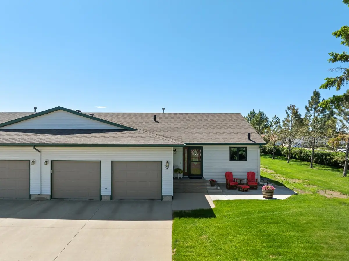 905 33rd Ave SW, Minot, ND 58701 - #1
