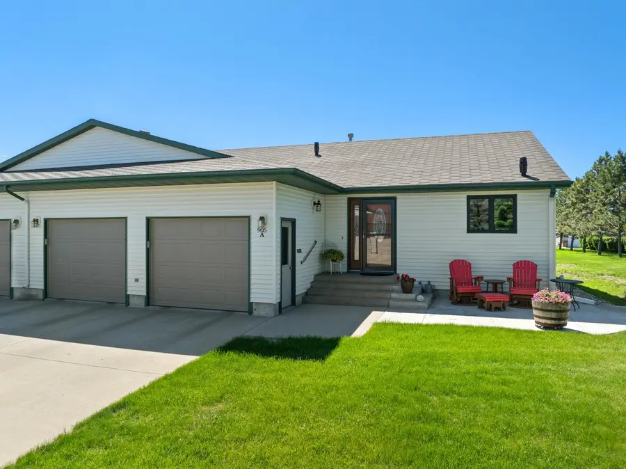 905 33rd Ave SW, Minot, ND 58701 - #2