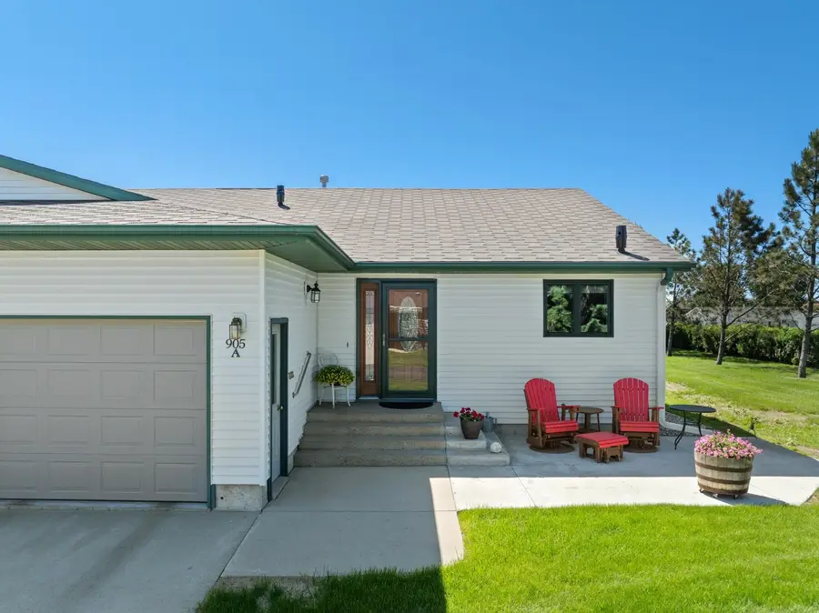 905 33rd Ave SW, Minot, ND 58701 - #3