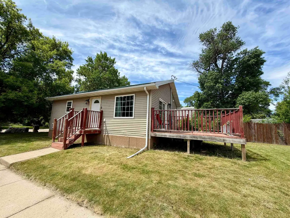220 18th St SE, Minot, ND 58701 - #1