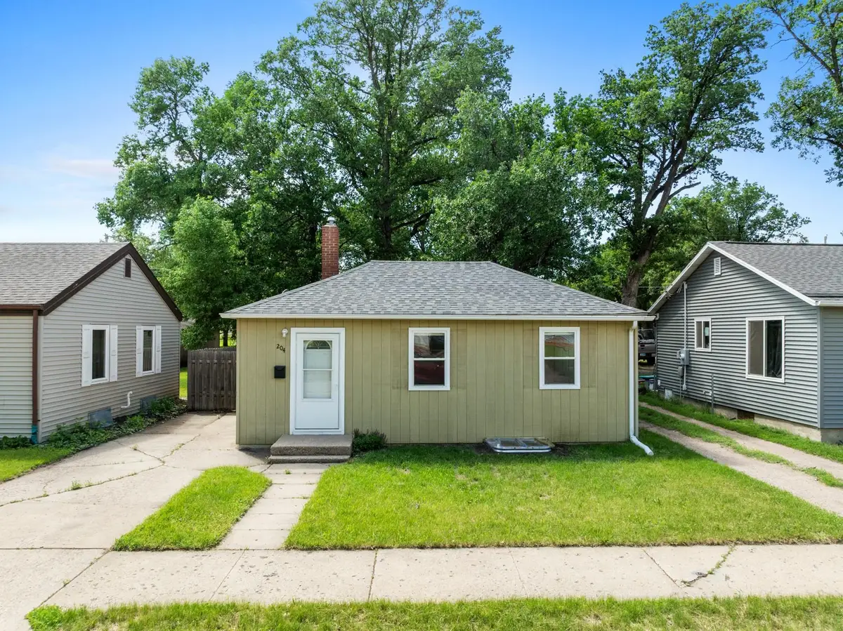 204 17th St SE, Minot, ND 58701 - #1