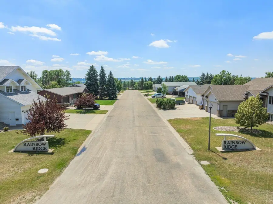 308 28th St NW, Minot, ND 58703 - #2