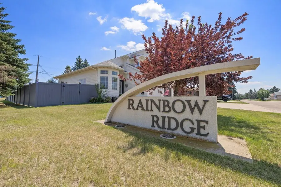 308 28th St NW, Minot, ND 58703 - #3