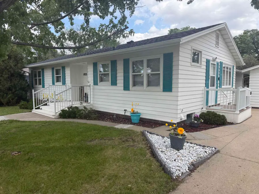 1833 7th St SW, Minot, ND 58701 - #2