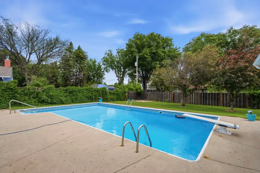 1833 7th St SW, Minot, ND 58701 - #3