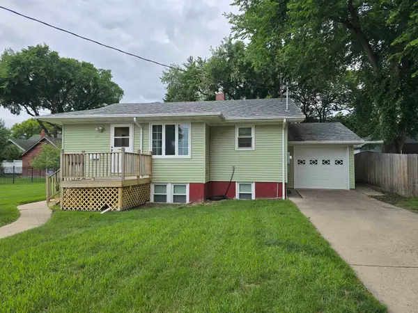 915 9th St NW, Minot, ND 58703-2128