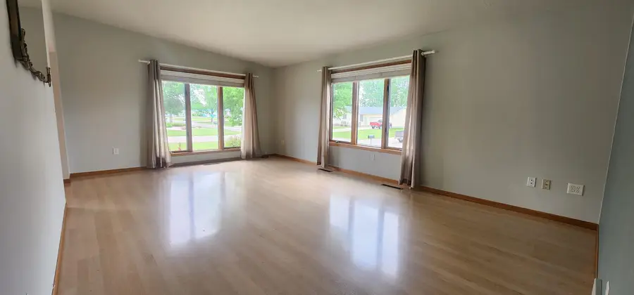 2216 23rd Ave SW, Minot, ND 58701 - #2
