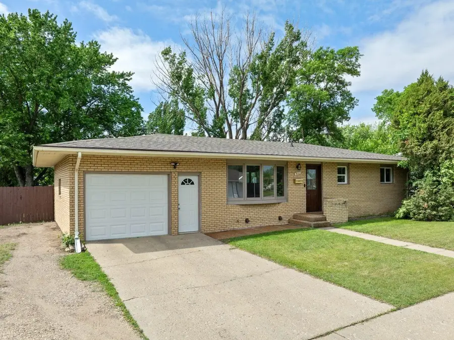 411 16th Ave SW, Minot, ND 58701 - #2