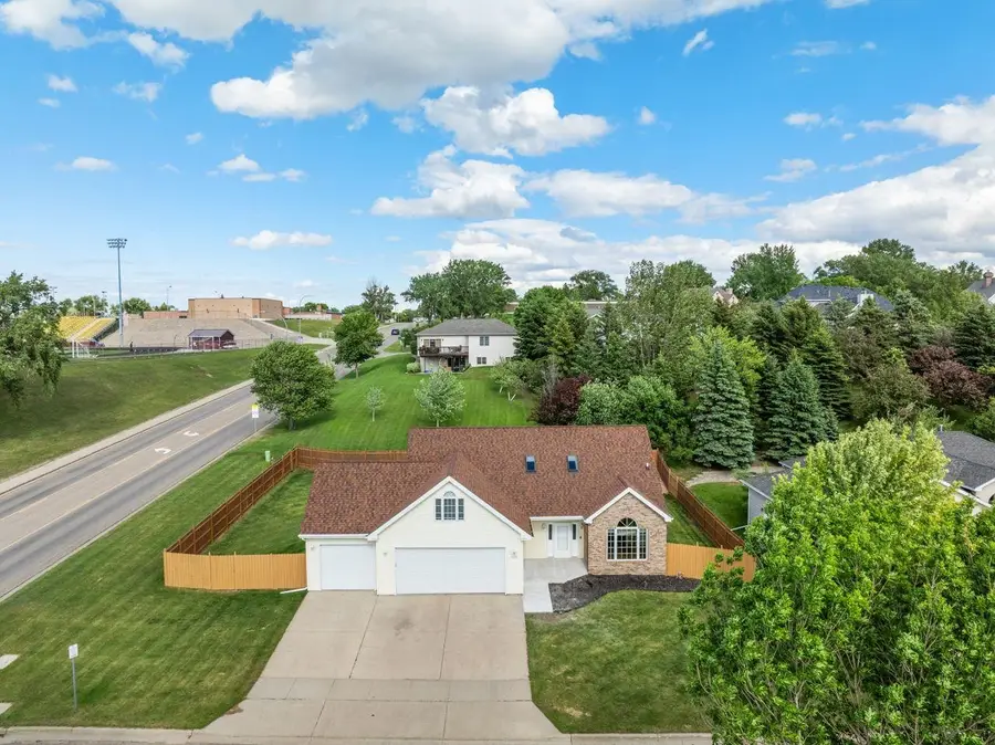 1101 10th St SW, Minot, ND 58701 - #2