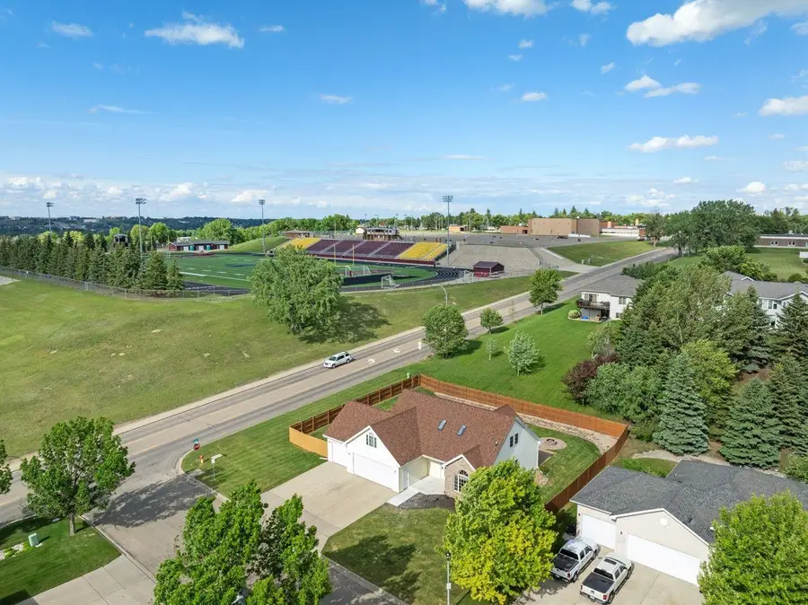 1101 10th St SW, Minot, ND 58701 - #3