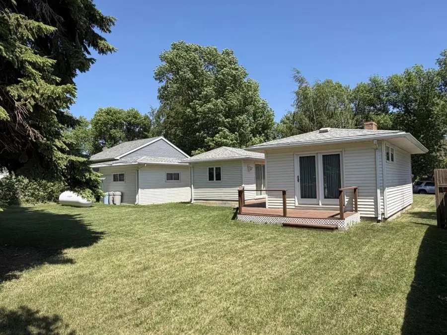 318 8th Ave SW, Rugby, ND 58368 - #2