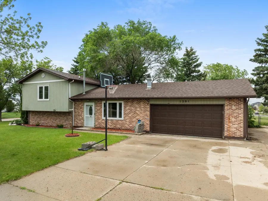 1201 25th PL NW, Minot, ND 58703 - #3