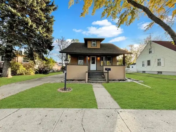 907 4TH ST SW, Minot, ND 58701