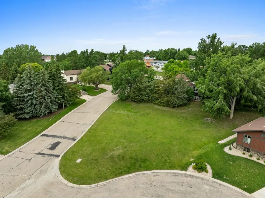 936 NW 26th St, Minot, ND 58703 - #2