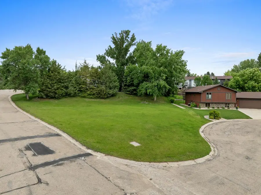 936 NW 26th St, Minot, ND 58703 - #3