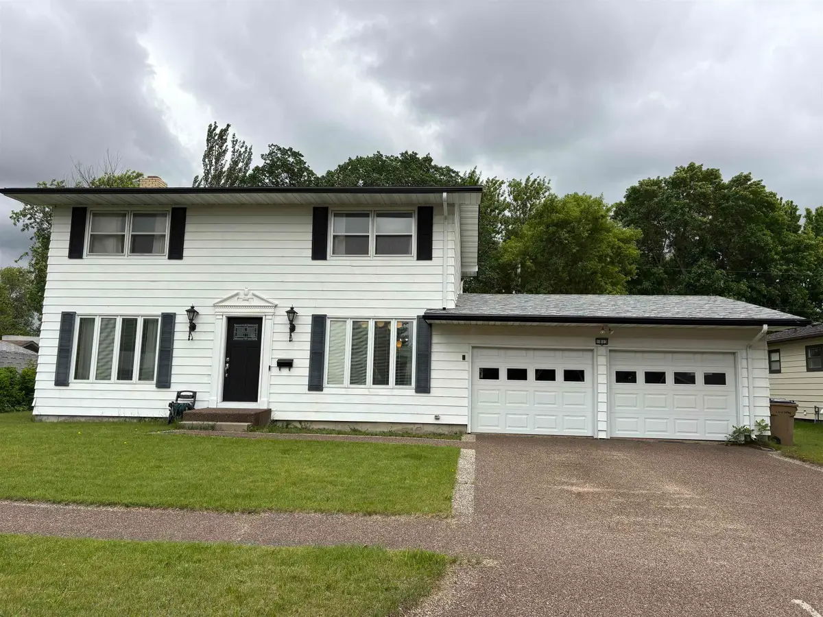 1813 10th St SW, Minot, ND 58701 - #1
