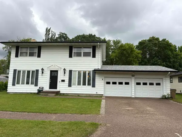 1813 10th St SW, Minot, ND 58701
