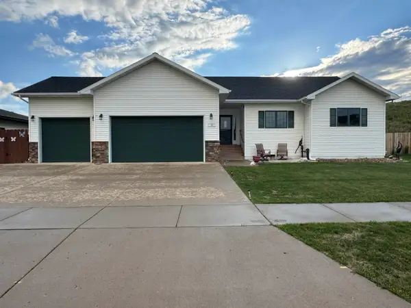 13 NW 30th St, Minot, ND 58703