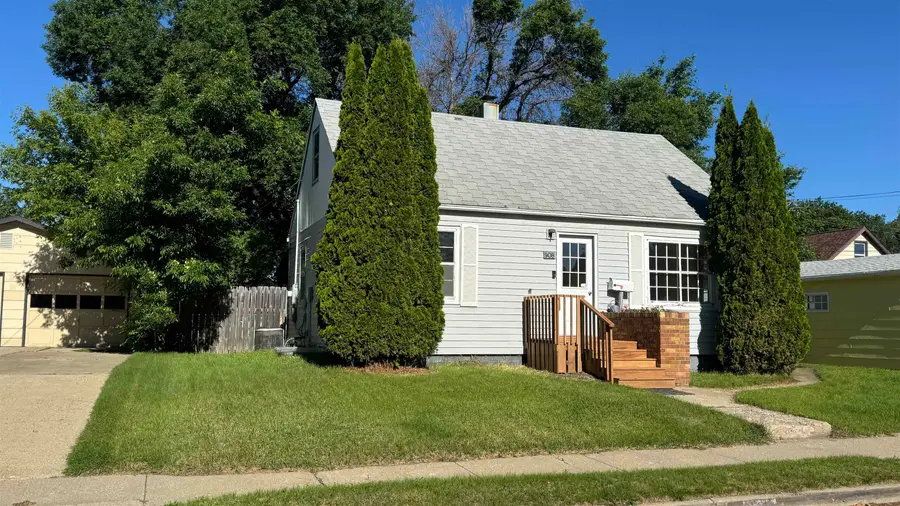 908 Park St SW, Minot, ND 58701 - #2