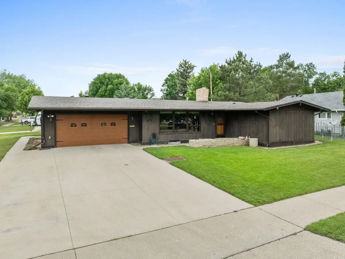 138 28TH ST SW, Minot, ND 58701 - #1