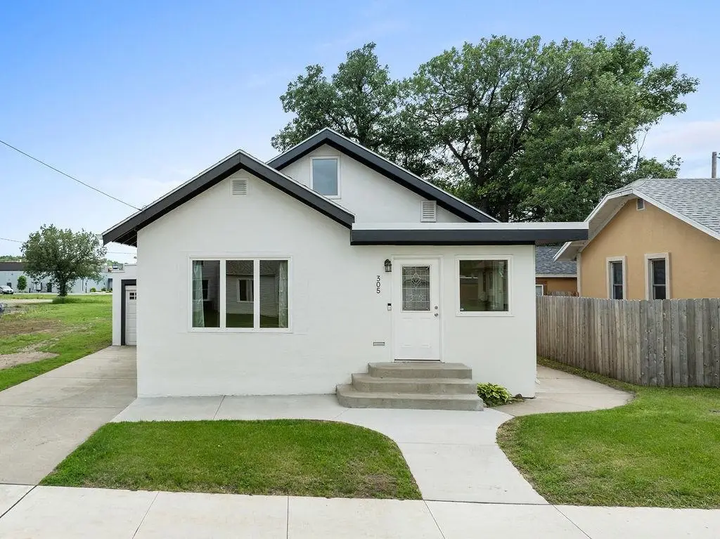 305 NW 5th Ave, Minot, ND 58703 - #1