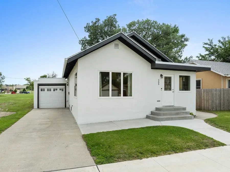 305 NW 5th Ave, Minot, ND 58703 - #2