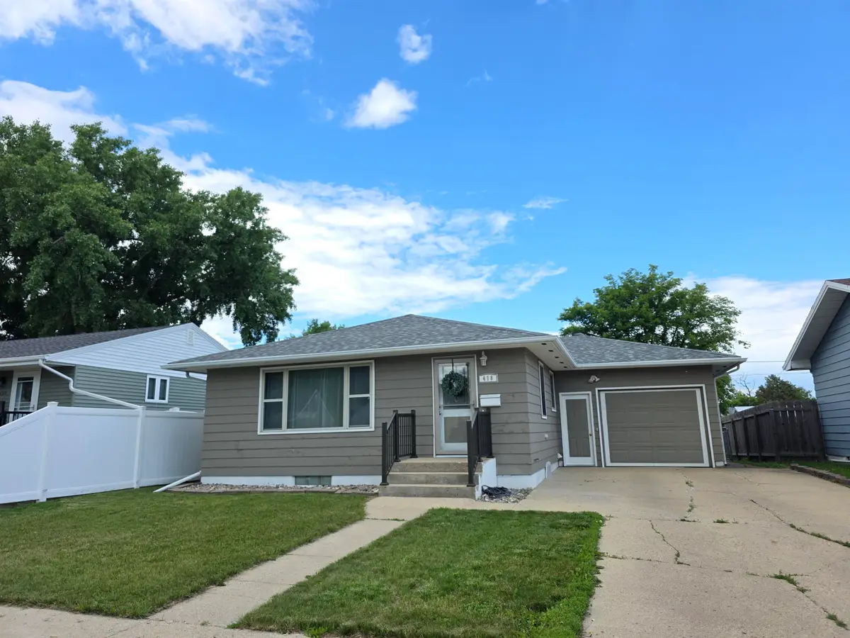 418 19th St NW, Minot, ND 58703 - #1