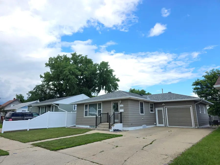 418 19th St NW, Minot, ND 58703 - #2