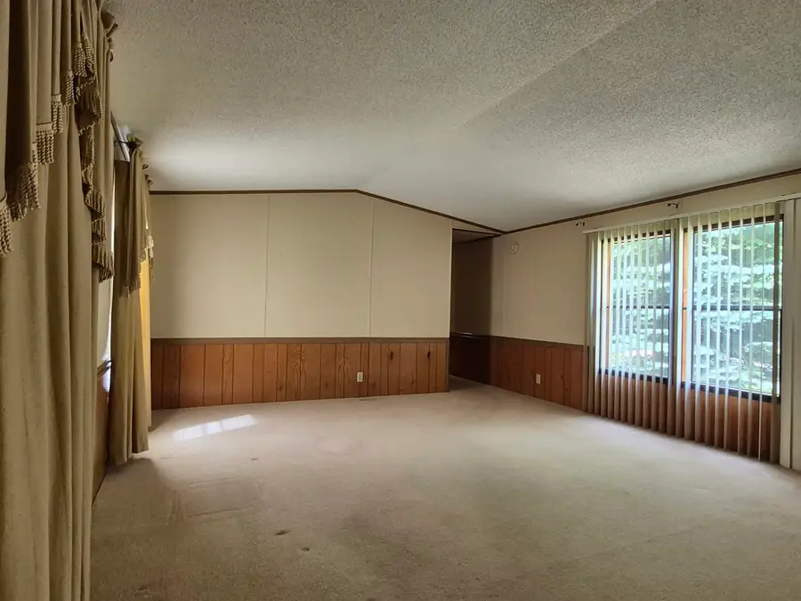 1604 46TH ST SE, Minot, ND 58701 - #2